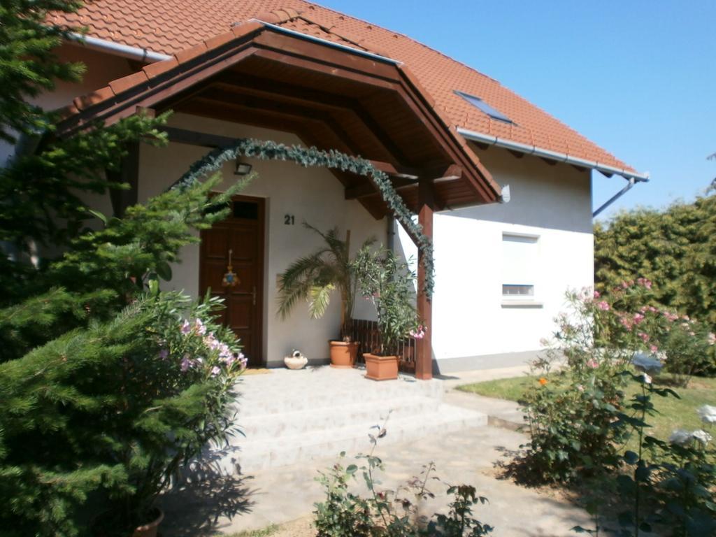 Feher Rozsa Apartman チェーセクトマイ エクステリア 写真